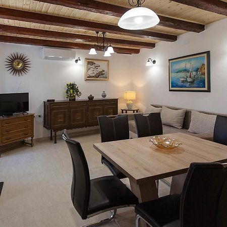 Holiday Home Nika Omisalj Ngoại thất bức ảnh