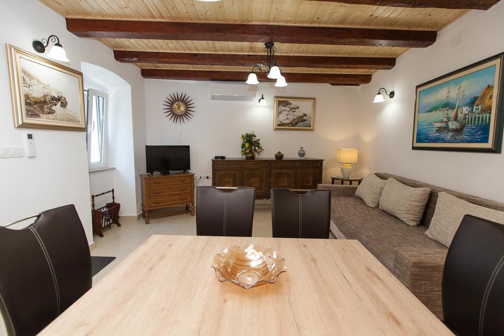 Holiday Home Nika Omisalj Ngoại thất bức ảnh