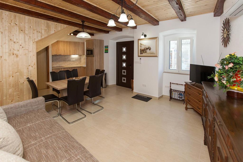 Holiday Home Nika Omisalj Ngoại thất bức ảnh