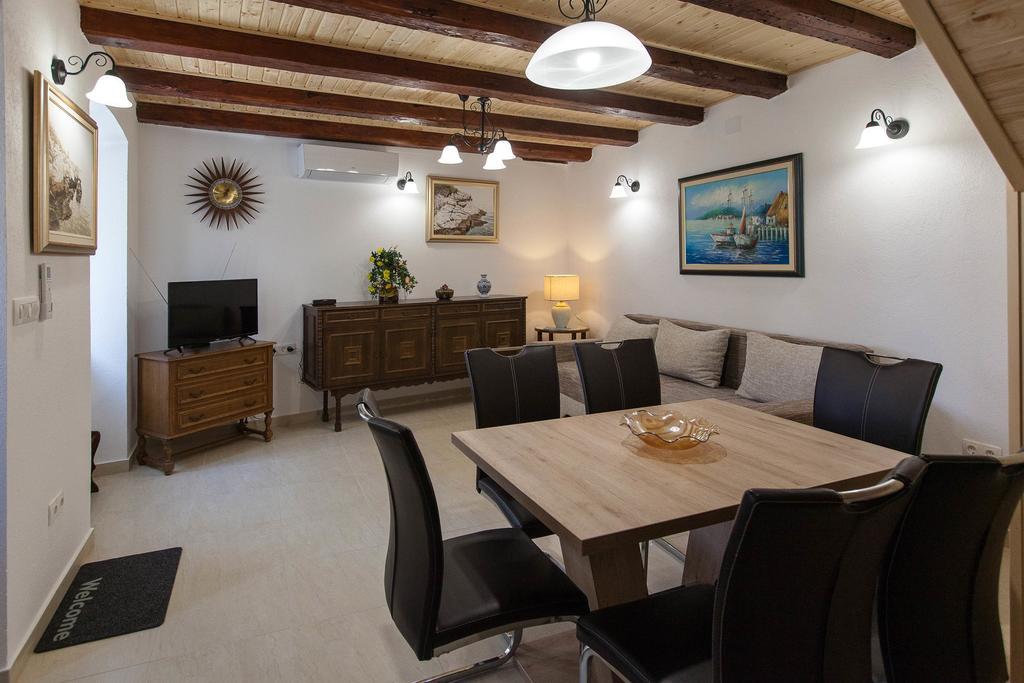 Holiday Home Nika Omisalj Ngoại thất bức ảnh